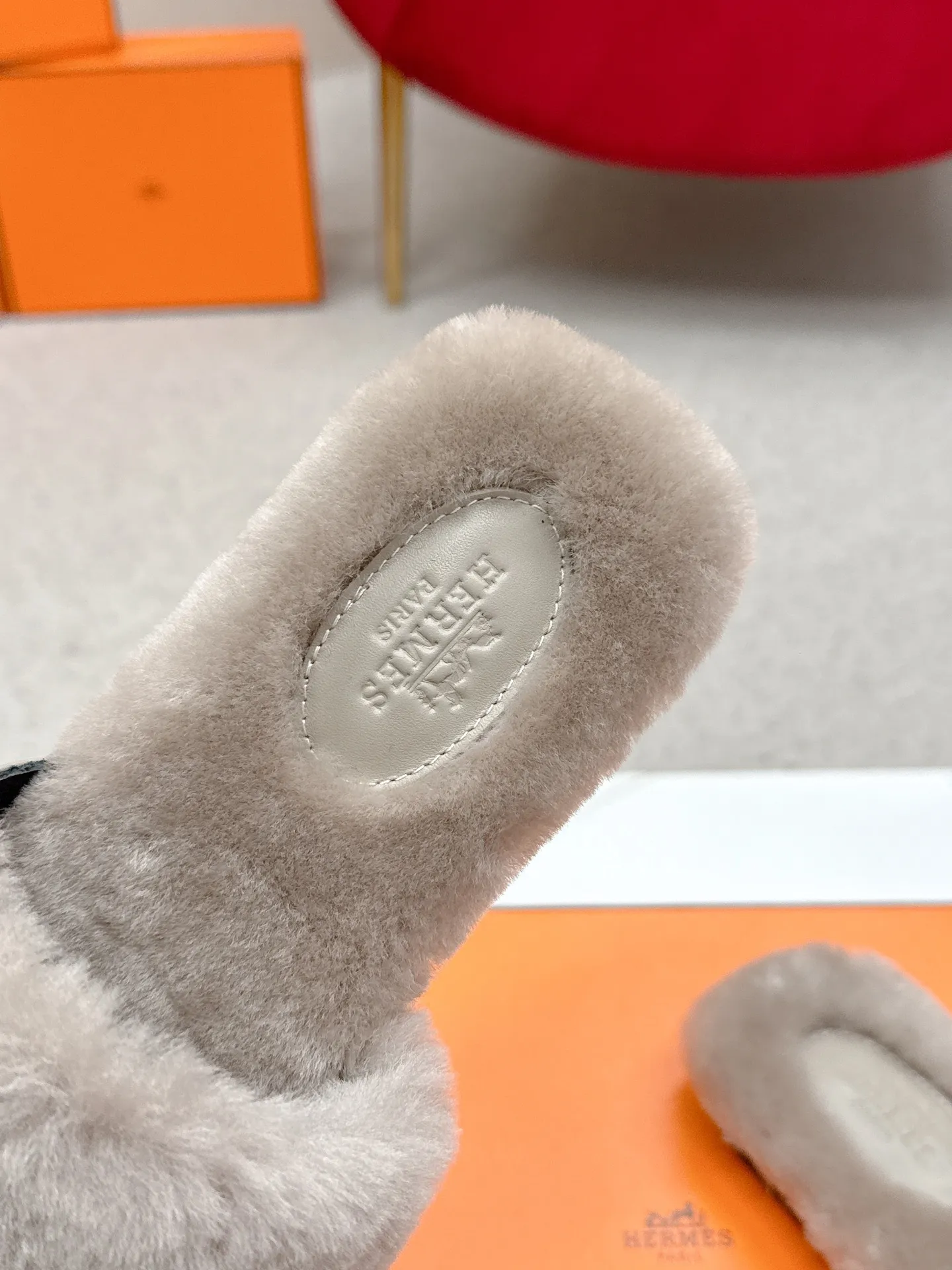 👟👟Ex-factory price 480👟👟 Hermes 🐎25/ Latest Autumn and Winter fur one-piece fur slippers KeIIy locks are embellished on the uppers with palladium plating to reflect low-key light. This year’s fabrics are made of lamb wool, which is fluffy and cute. It feels like stepping on clouds. Wear it barefoot or with socks, it is very fashionable 🎁 Paired with suit pants, it is an invisible shirt in the workplace. Echoing the knitted skirt, it has become a standard accessory for lazy afternoons. Pair it with jeans for a more casual style. ✔️Fabric: wool ✔️Inner lining: imported lamb wool ✔️Sole: original leather sole ✔️Size: #35-42 (customized at 40.41.42)